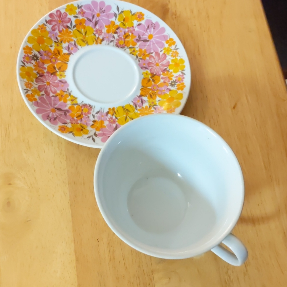 Vintage Soup Cup large and sauer, flowered.